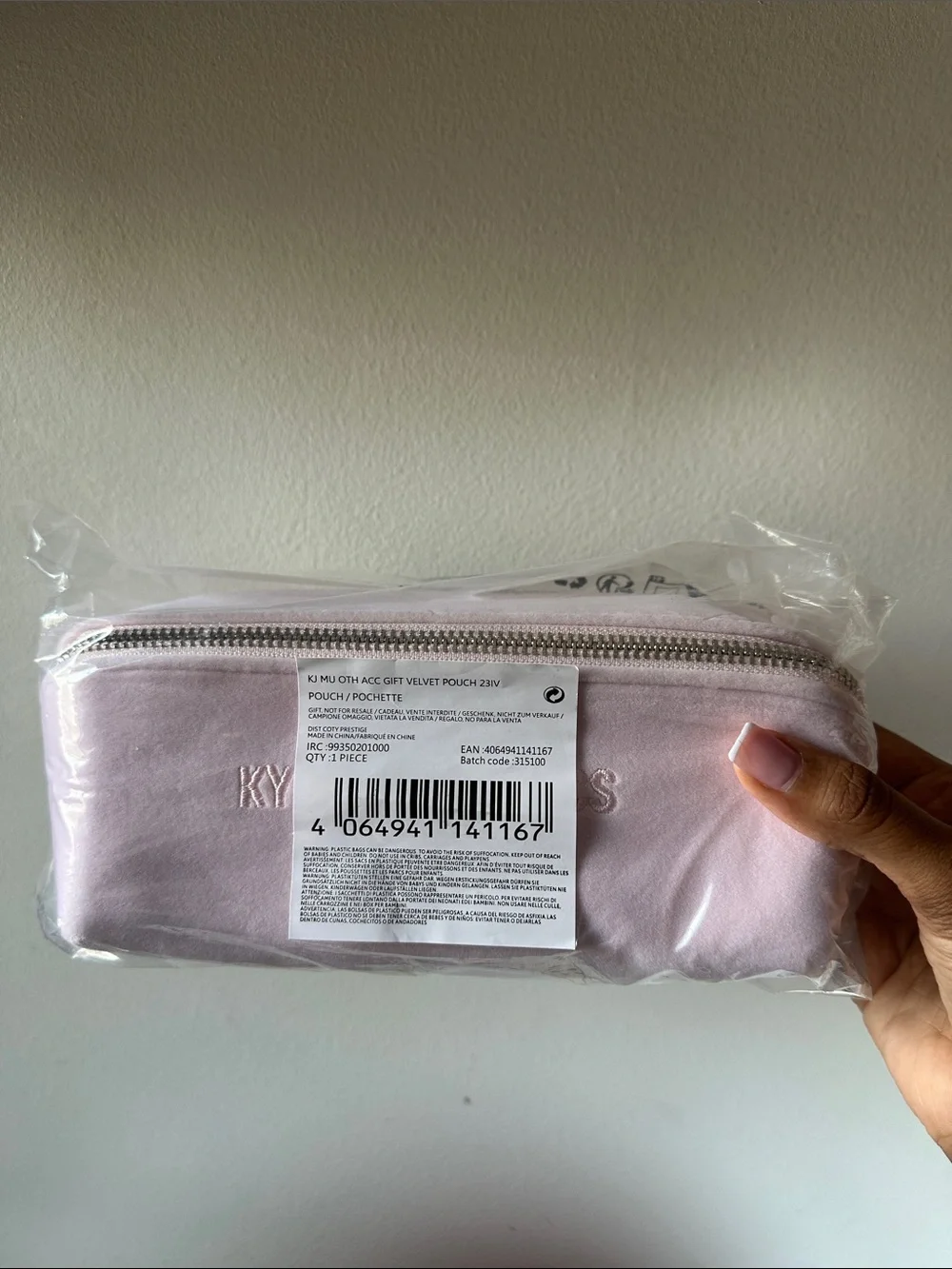 KYLIE COSMETICS Velvet Zipper Pouch - Light Pink